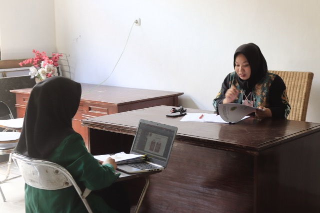 [Placeholder: Foto kegiatan bimbingan belajar dan tutorial mahasiswa]