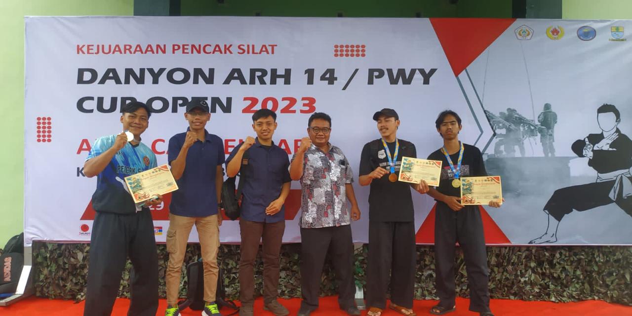 [Placeholder: Foto penyerahan penghargaan prestasi UKM]